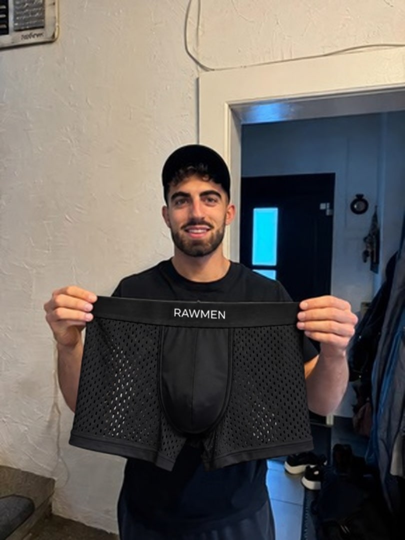 Cliente con gorra mostrando el bóxer negro RAWMEN