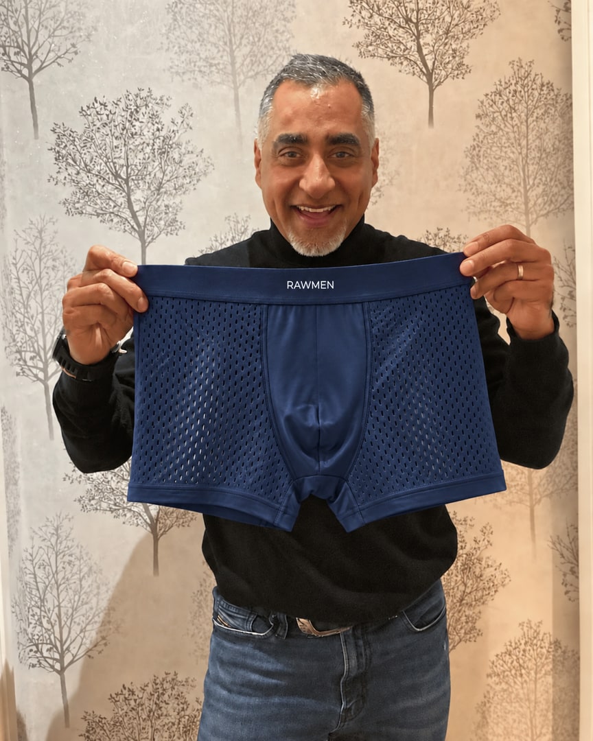 Cliente mostrando el bóxer azul RAWMEN