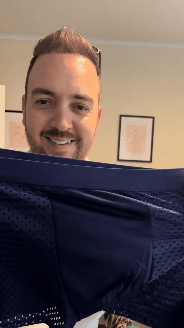 Cliente mostrando un bóxer azul RAWMEN
