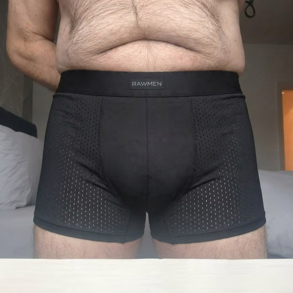 Cliente usando el bóxer negro RAWMEN en su habitación